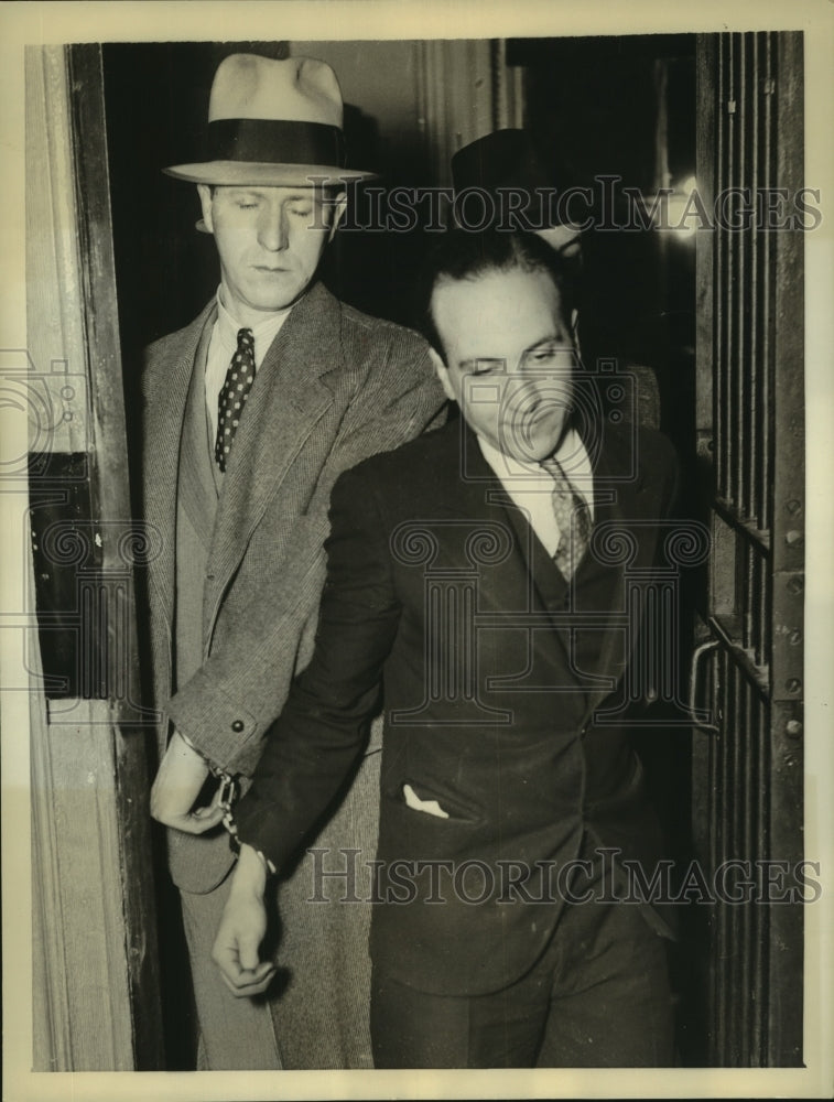 1936 Press Photo John Fiorenza handcuffed to a sheriff brought to homicide court