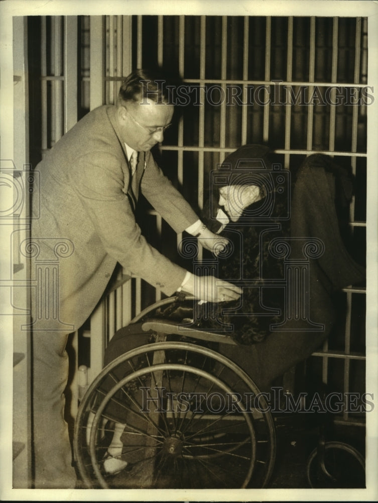 1934 Press Photo Dr.Alice Lindsay Wynekoop taken away from Court Room