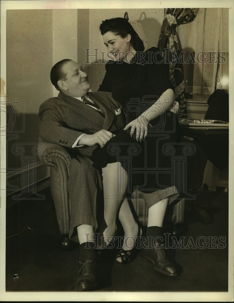 1942 Press Photo Eddie Mead With his wife sitting on his lap - sba24989