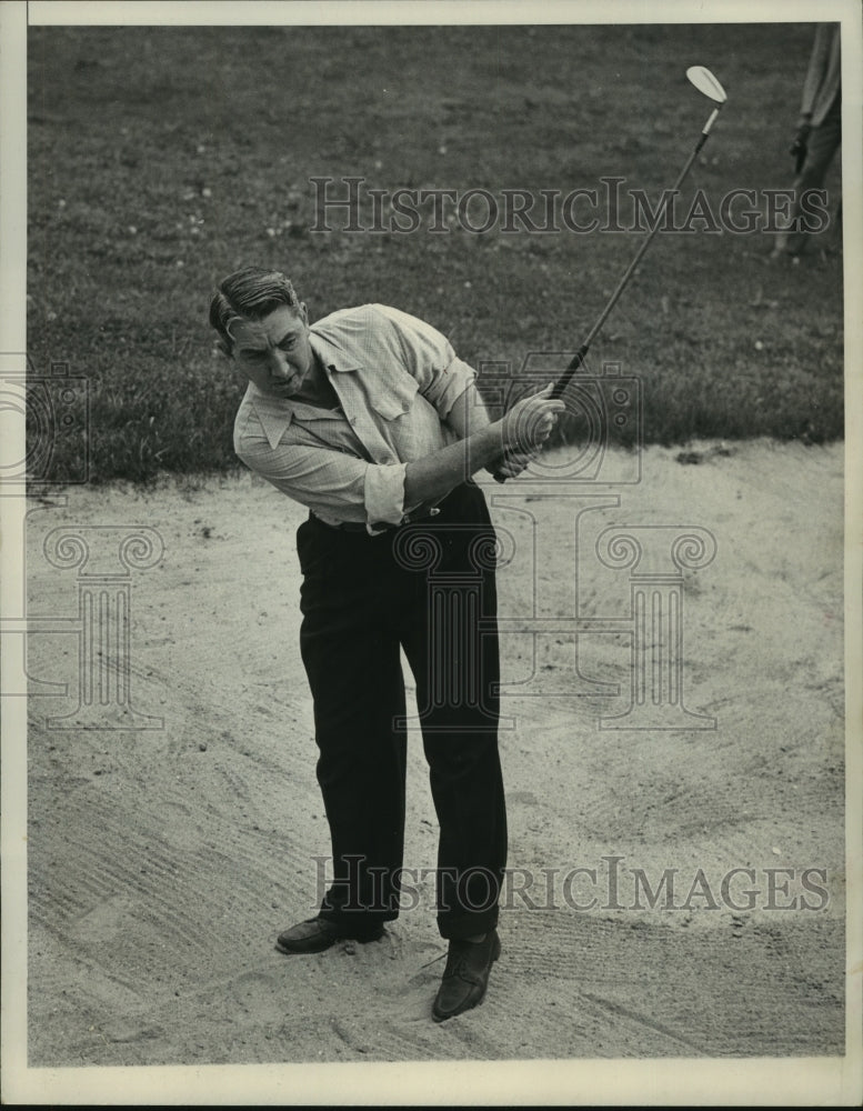 1947 Press Photo Attorney Gen Tom Clark Tops Shot Going to the Fifth Green- Historic Images