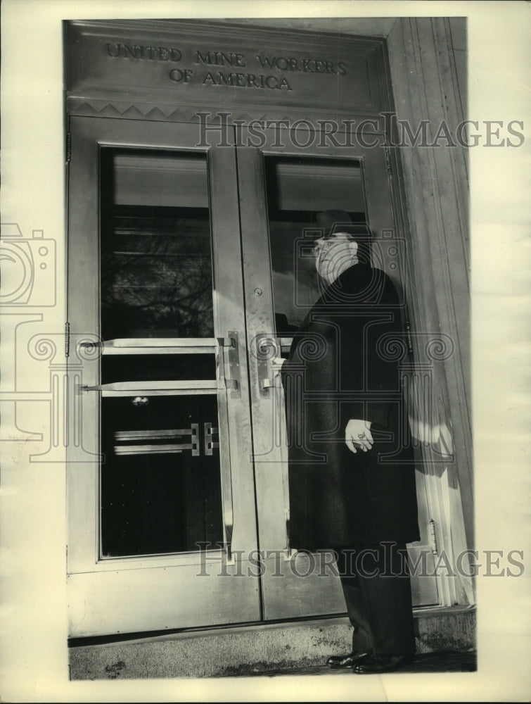 1940 Press Photo Labor Leader John Lewis Arrives At His Office In Washington DC