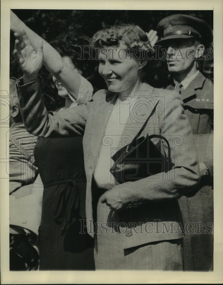 1945 Press Photo Mrs. Clement R. Atlee waves to husband as he leaves for Berlin
