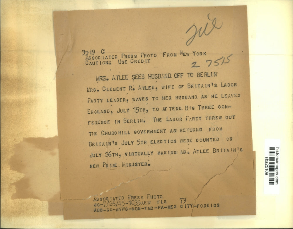 1945 Press Photo Mrs. Clement R. Atlee waves to husband as he leaves for Berlin