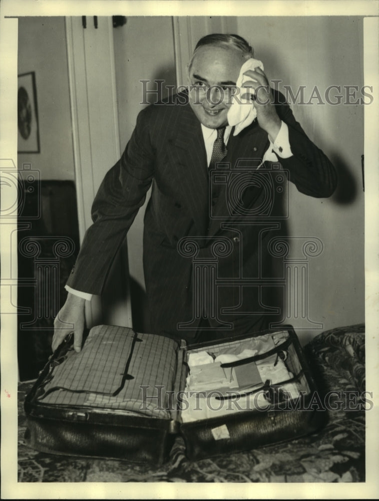 1937 Press Photo Senator Arthur Vandenberg of Michigan wipes his forehead- Historic Images