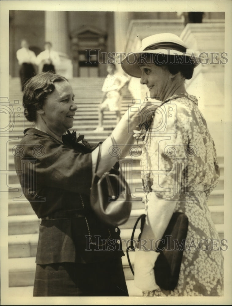 1937 Press Photo Sen Hattie Caraway of Arkansas pins flower on Dixie Bibb Graves- Historic Images