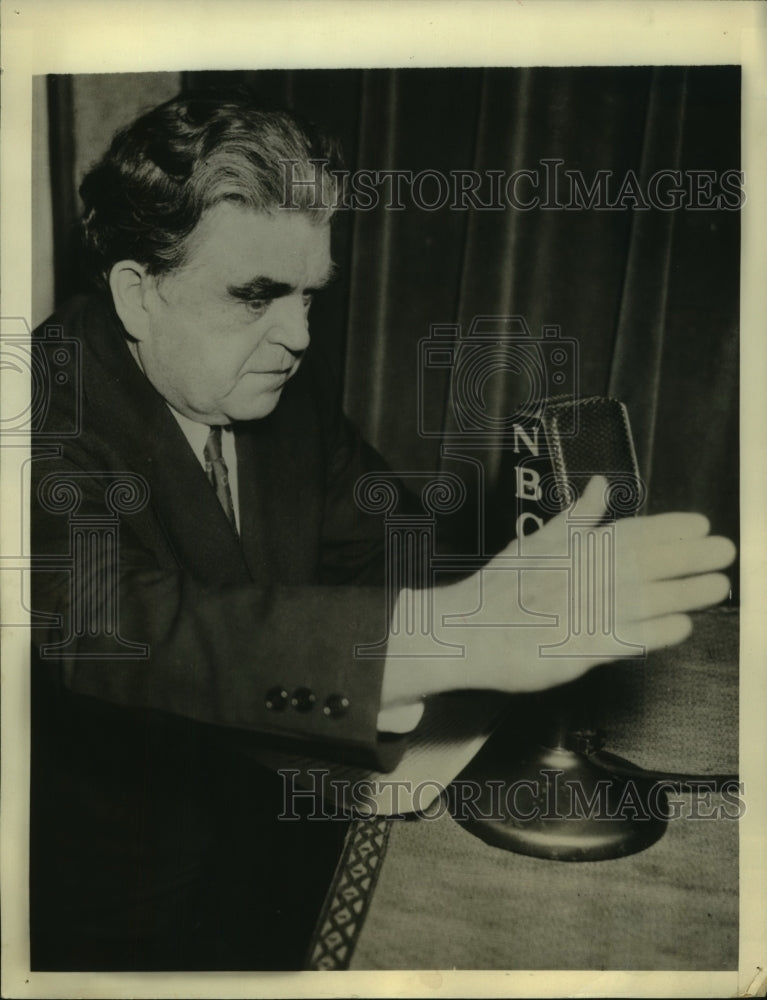 Press Photo John L. Lewis talks in front of the NBC microphone - sba25322