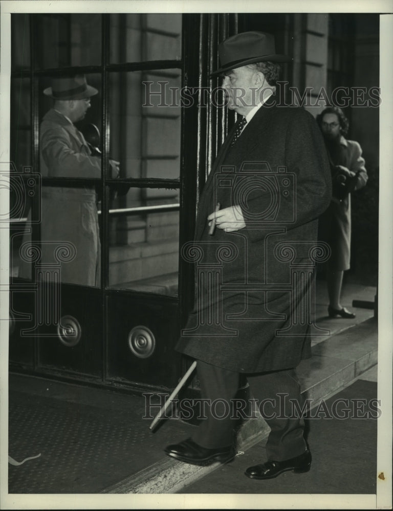 1946 Press Photo Union leader John Lewis appears in Carlton Hotel for his lunch
