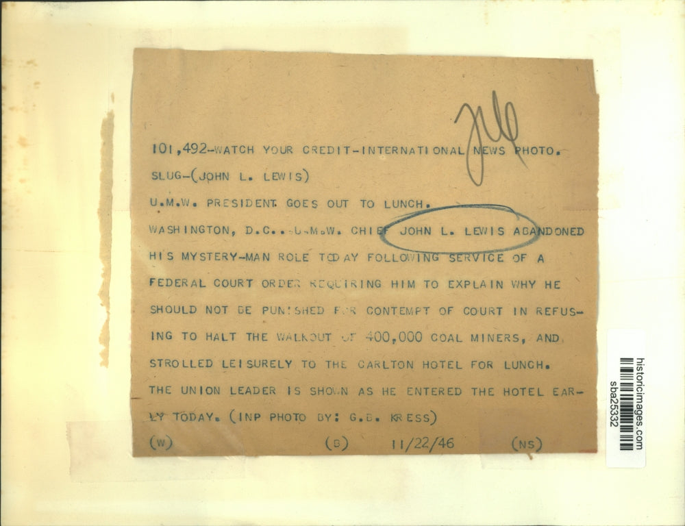 1946 Press Photo Union leader John Lewis appears in Carlton Hotel for his lunch