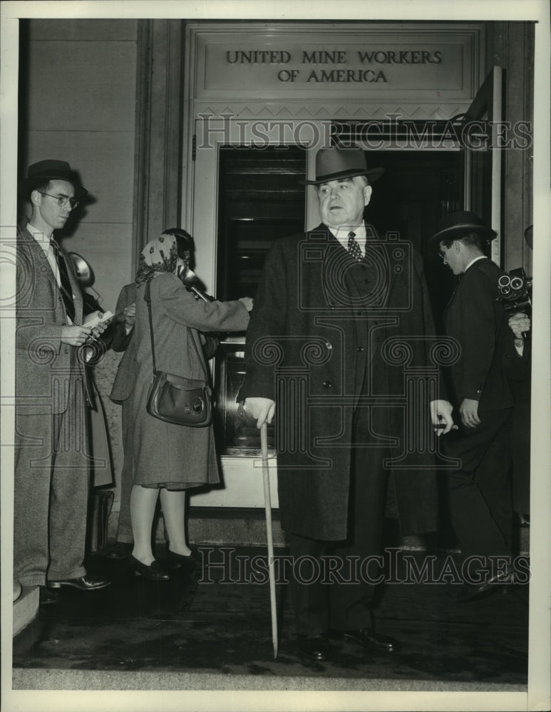 1946 Press Photo John Lewis appears in Mine Workers headquarter after seclusion- Historic Images