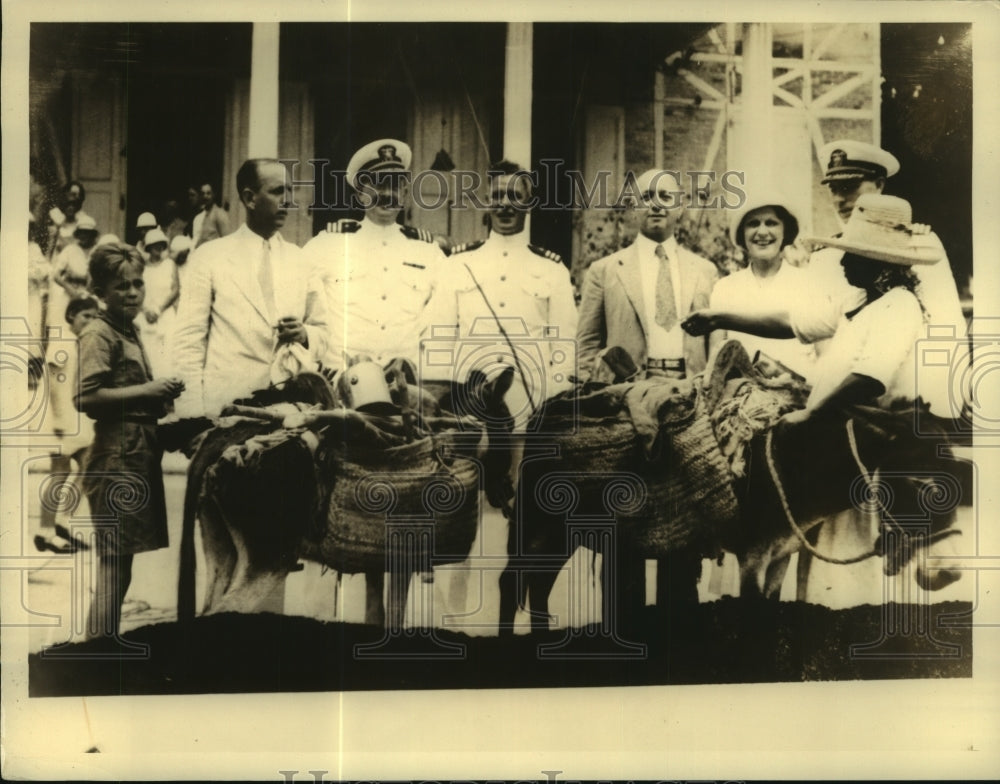 1910 Press Photo U.S. officials barter with a Haitian native during their visit- Historic Images