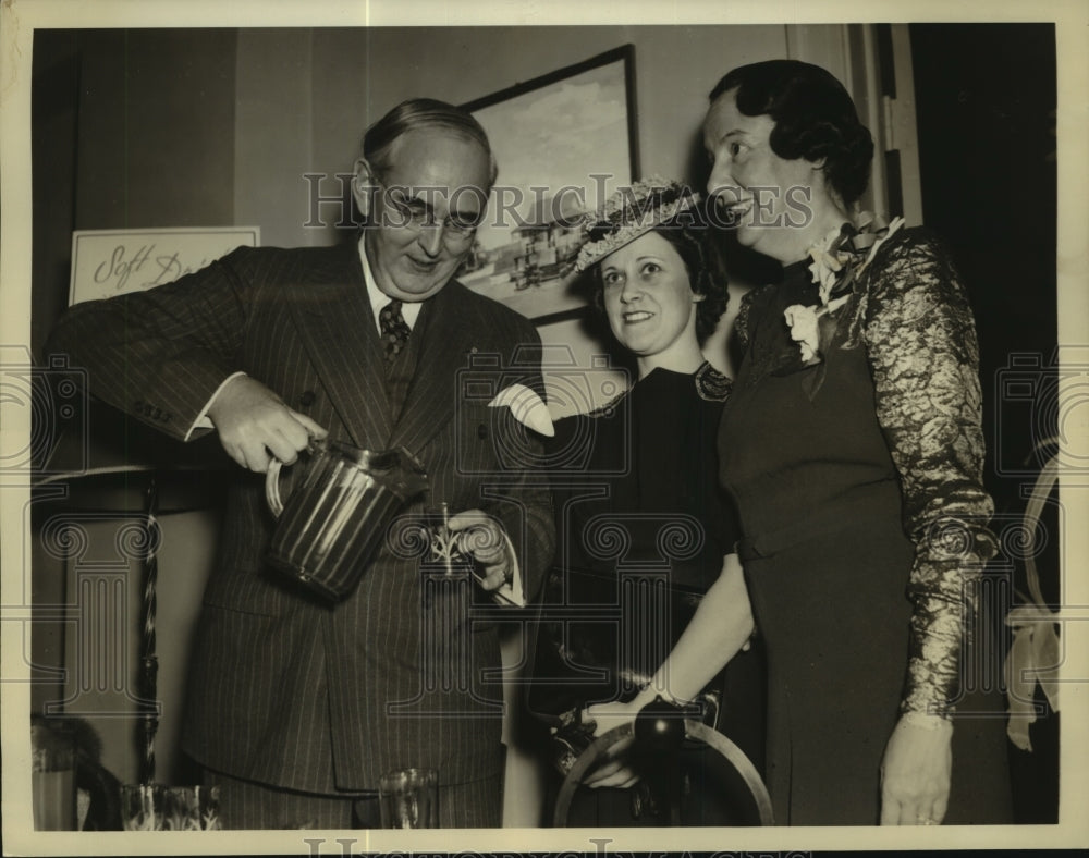 Press Photo Sen. Arthur Vandenberg with his wife pouring tea for Mrs Paul Wates