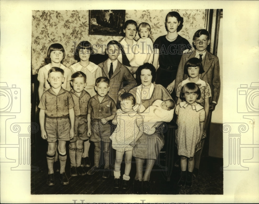 1935 Press Photo Toronto Canada Harrison family with 14 childrenin Stork derby- Historic Images