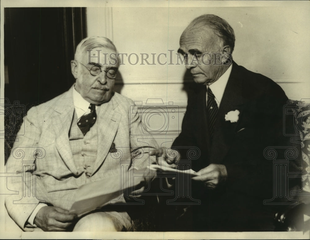 1932 Press Photo Senator William N. Butler confers with Counsel James Burke