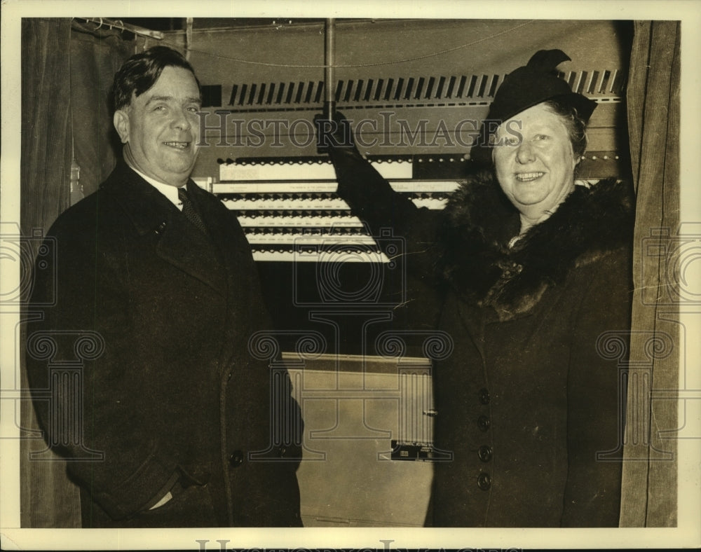 1937 Press Photo GOP Gubernatorial Candidate in N.J. Lester H Clee casts ballots