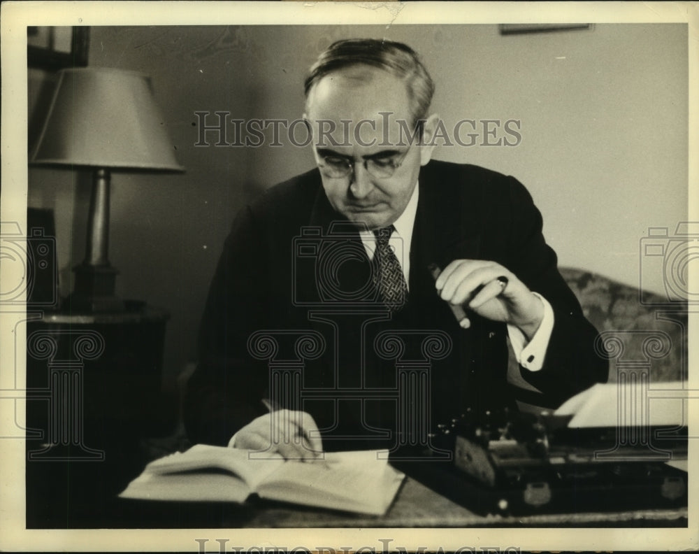 1935 Press Photo Senator Arthur H Vandenberg of Michigan at his home