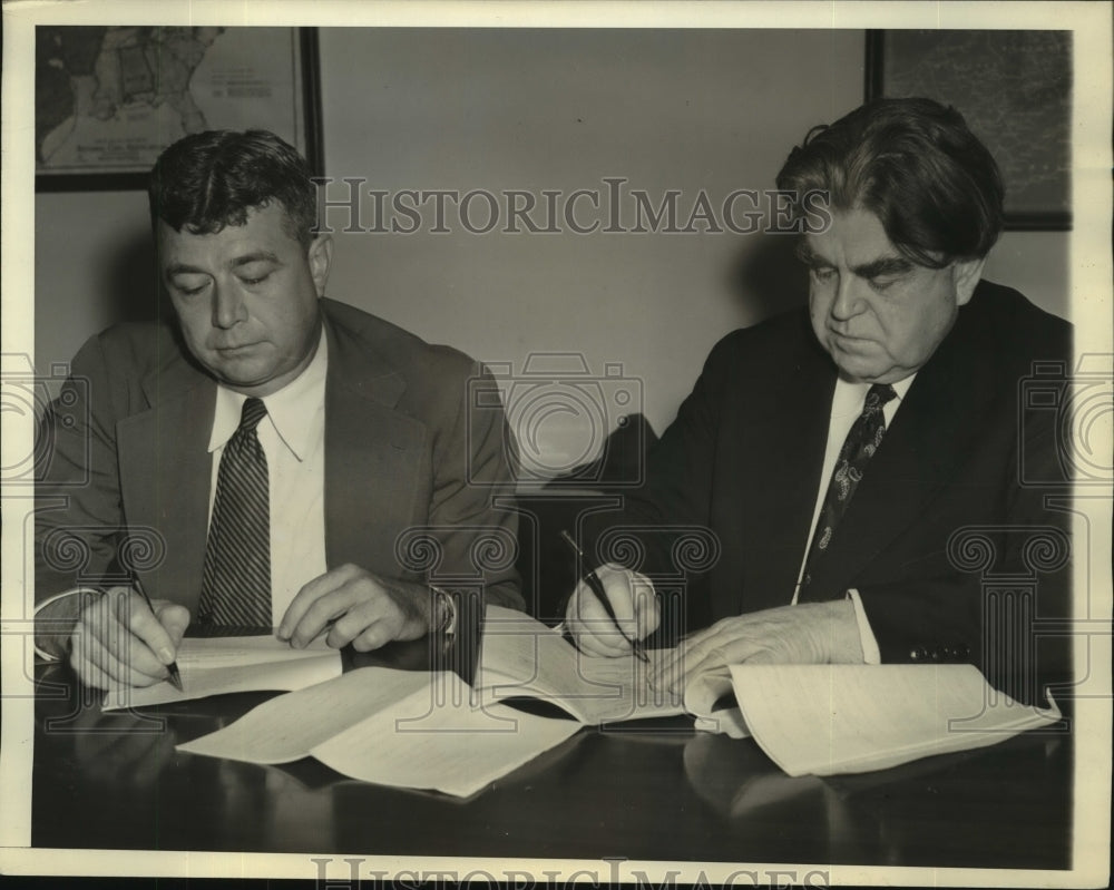 1941 Press Photo L.Ebersole Gaines and John L Lewis signed Wage Contract- Historic Images