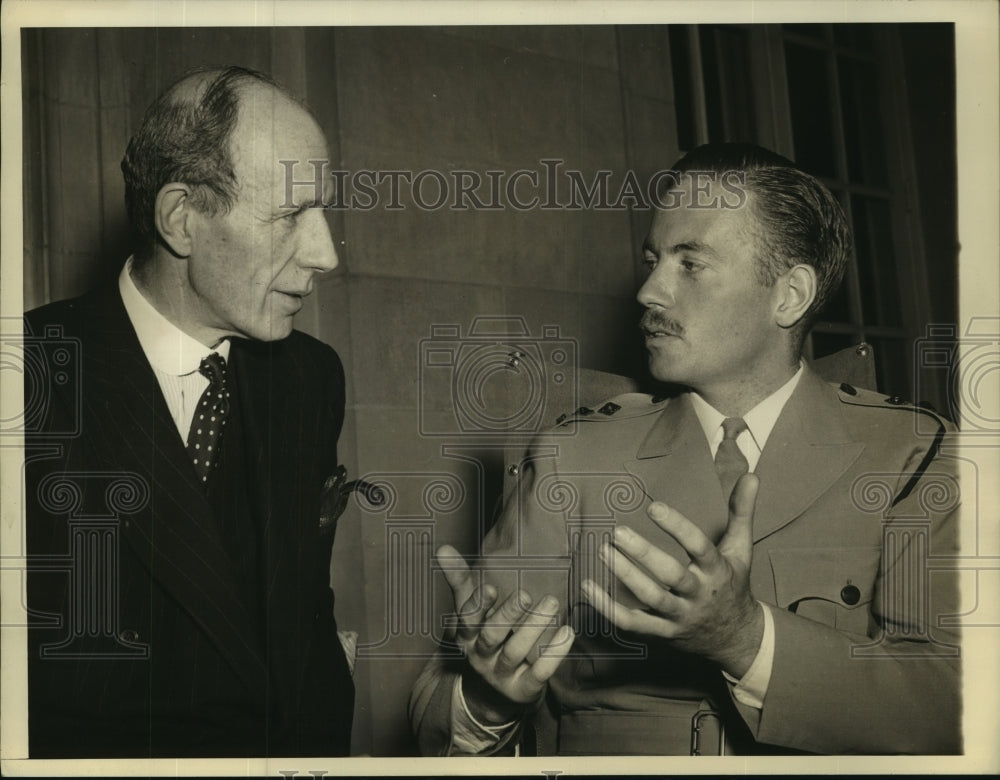 1943 Press Photo Lt Richard Wood Tells Lord Halifax About Losing Both Legs