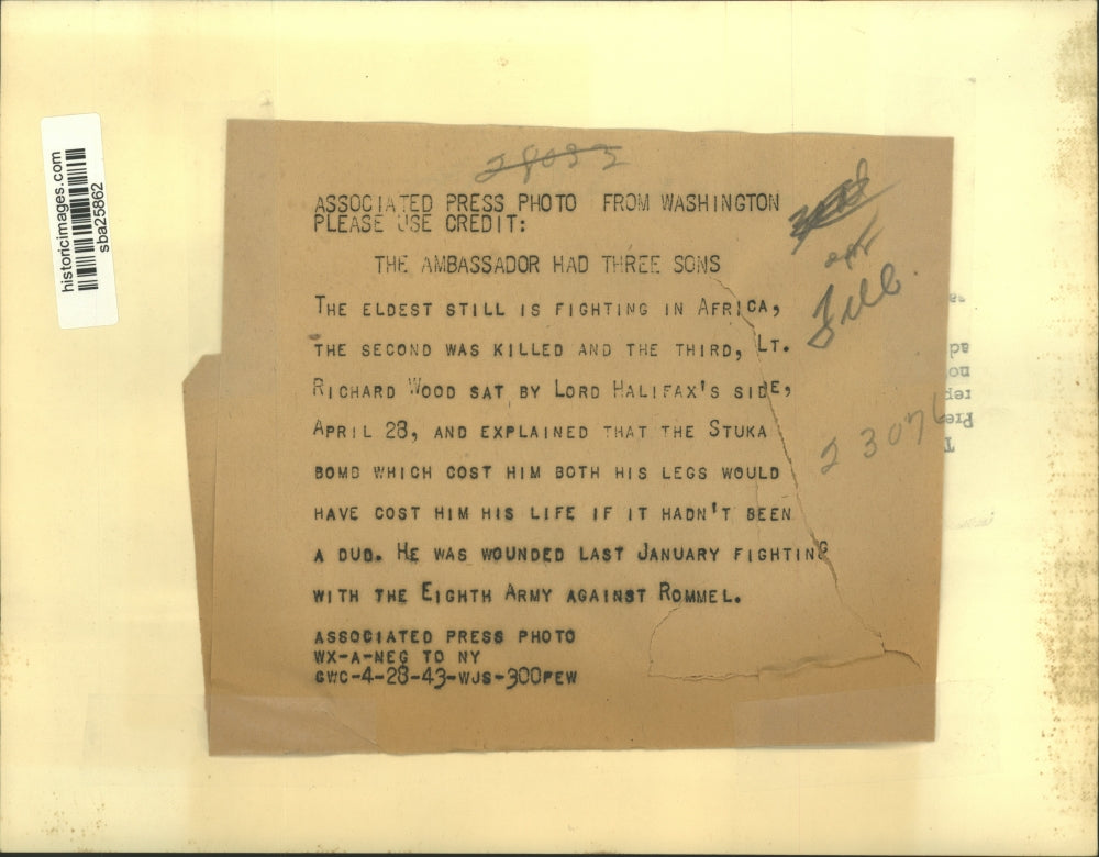 1943 Press Photo Lt Richard Wood Tells Lord Halifax About Losing Both Legs