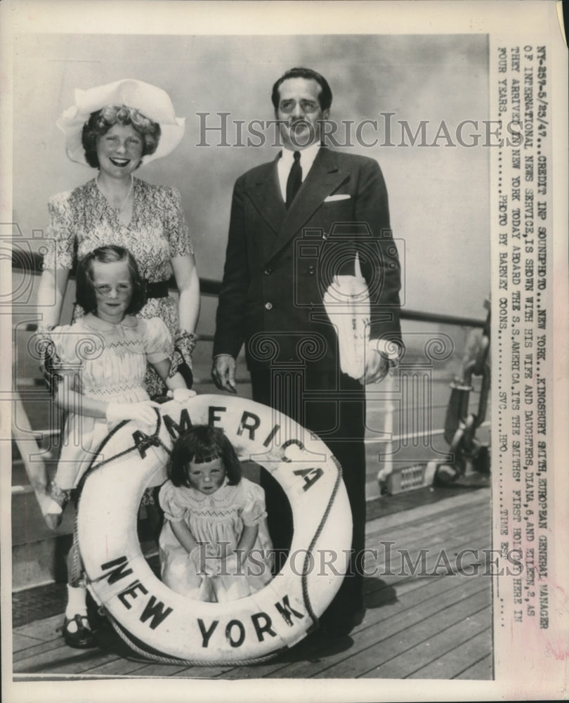 1947 Press Photo Kingsbury Smith European manager of INS & his family