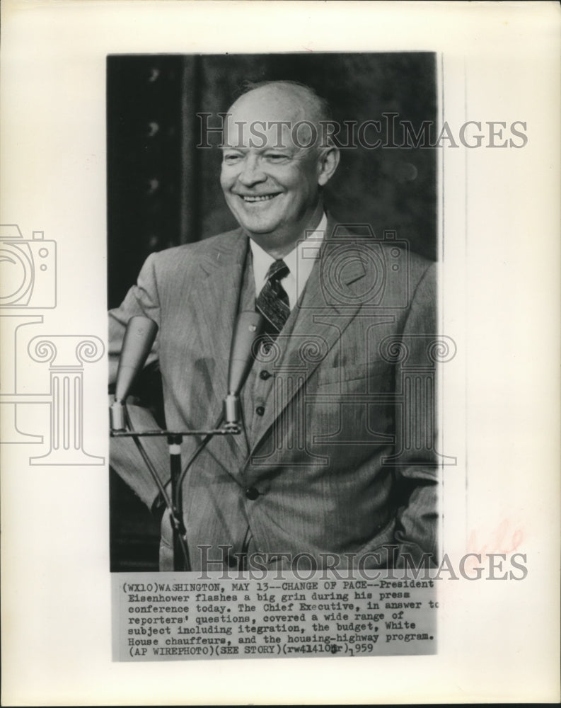 1959 Press Photo President Eisenhower grins during his Press Conference
