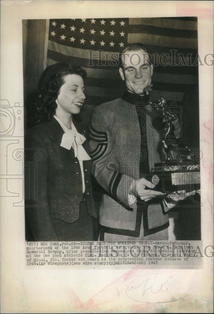 1947 Press Photo Arnold Tucker holds his trophy beside his fiancee in a ceremony