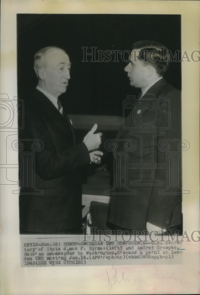 1945 Press Photo James Byrnes discuss a point with Andrei Gromyko at a meeting- Historic Images