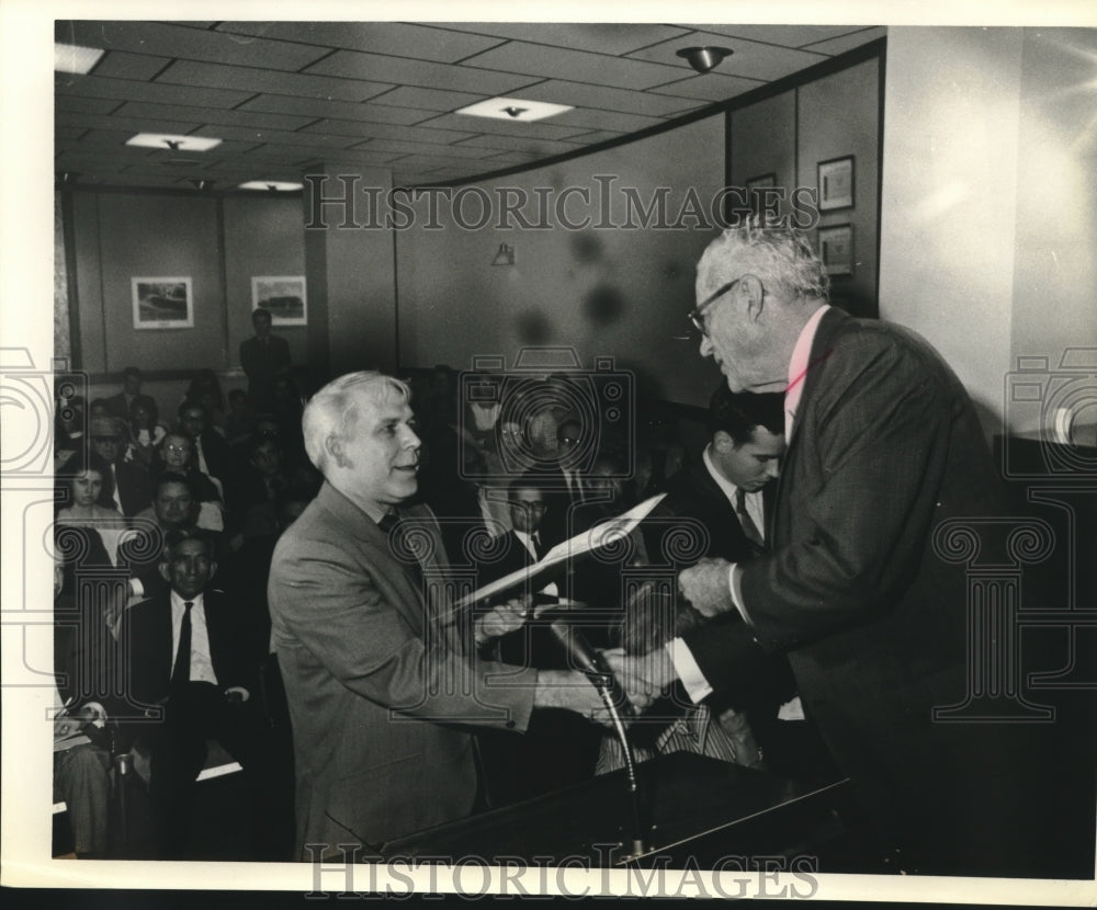 1970 Press Photo Morris Collins gets citation - sba26807