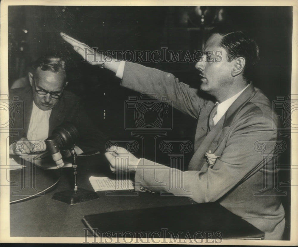 1936 Press Photo Dies Committee Investigator John Metcalfe demonstrates salute- Historic Images