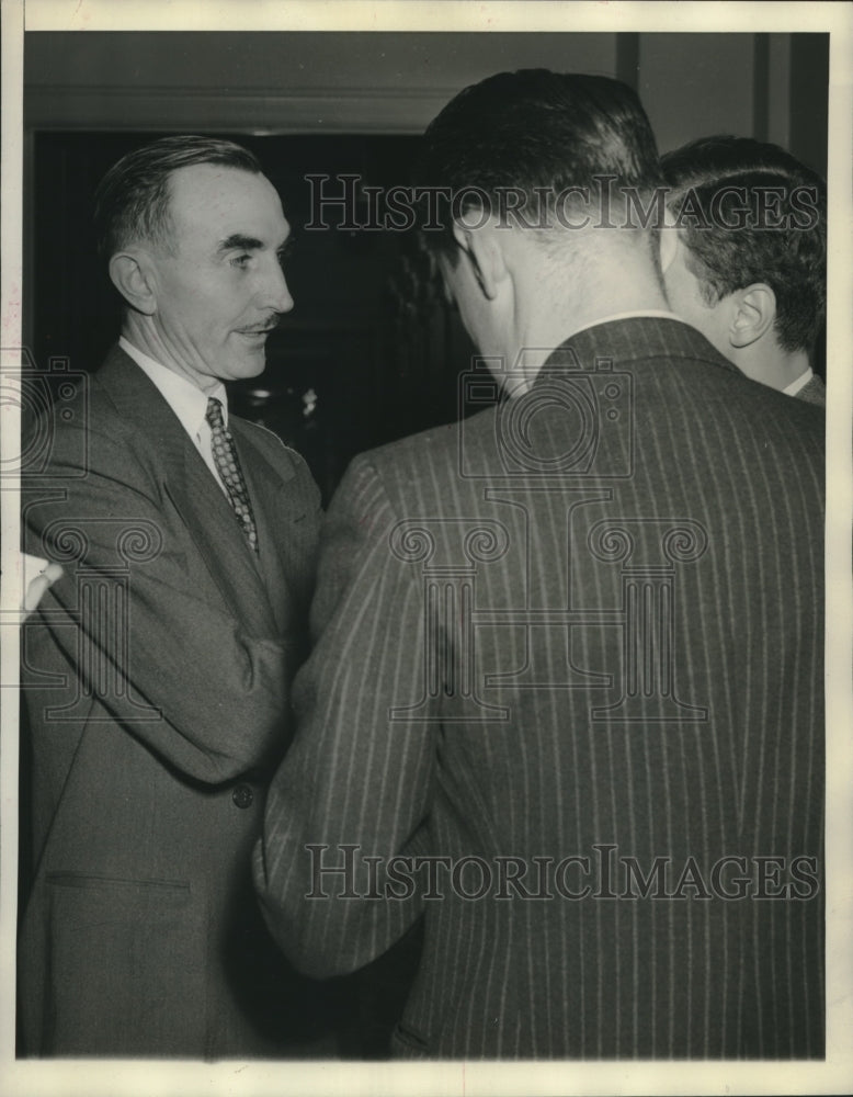 1941 Press Photo Chairman Wayne Morse talks to reporters after announcement