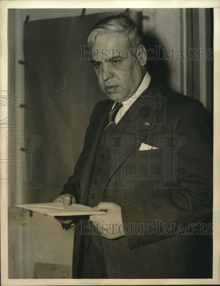 1938 Press Photo Mexican Ambassador Francisco Najera delivers excess checks