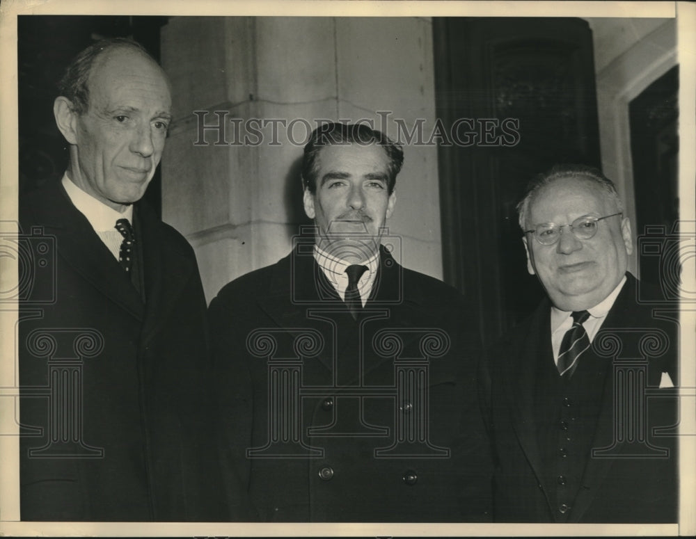 1943 Press Photo Officials Pause at Russian Embassy in D.C. for Luncheon Meeting