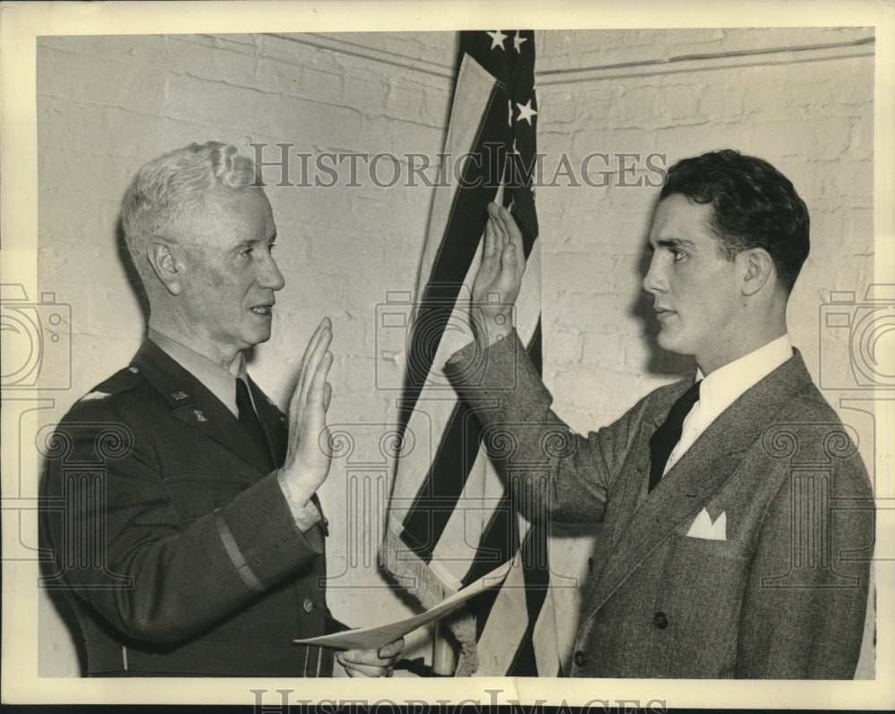 1942 Press Photo Boxer Billy Conn sworn in as Private in US Army - sba27100
