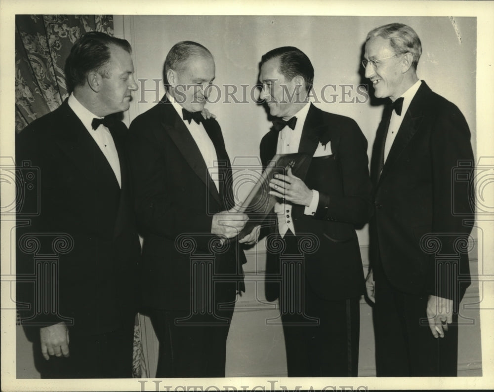 1943 Press Photo Baseball writer Sid Mercer receives Jack Singer Award- Historic Images