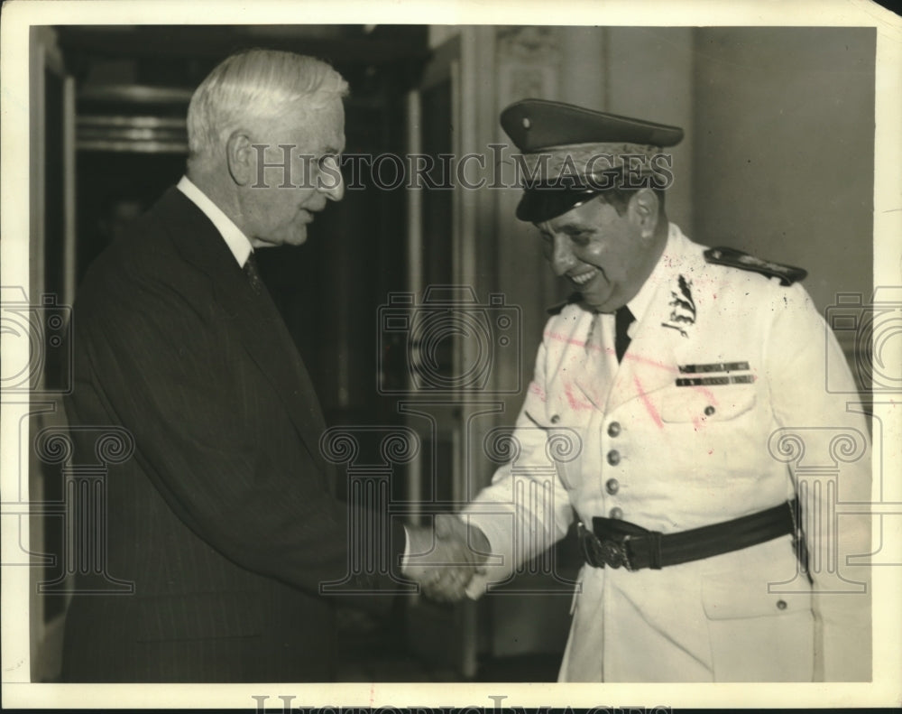 1939 Press Photo Secretary of State Cordell Hull shakes hands with Gen Aurelio