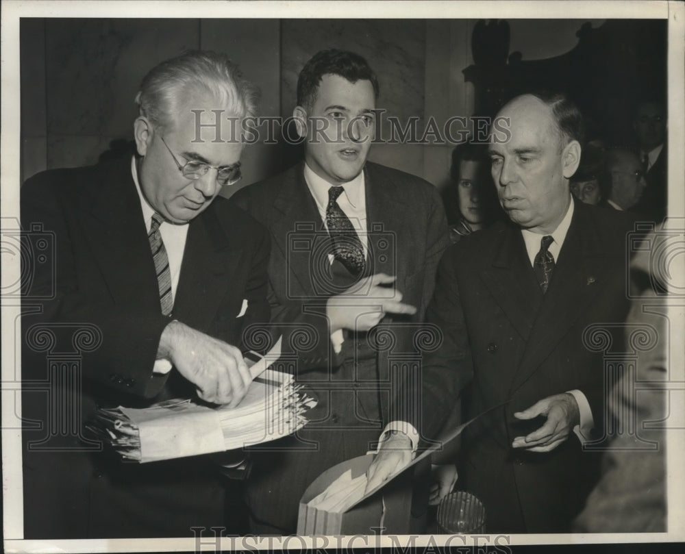 1945 Press Photo Senator Owen Brewster prepares to leave Pearl Harbor hearing- Historic Images