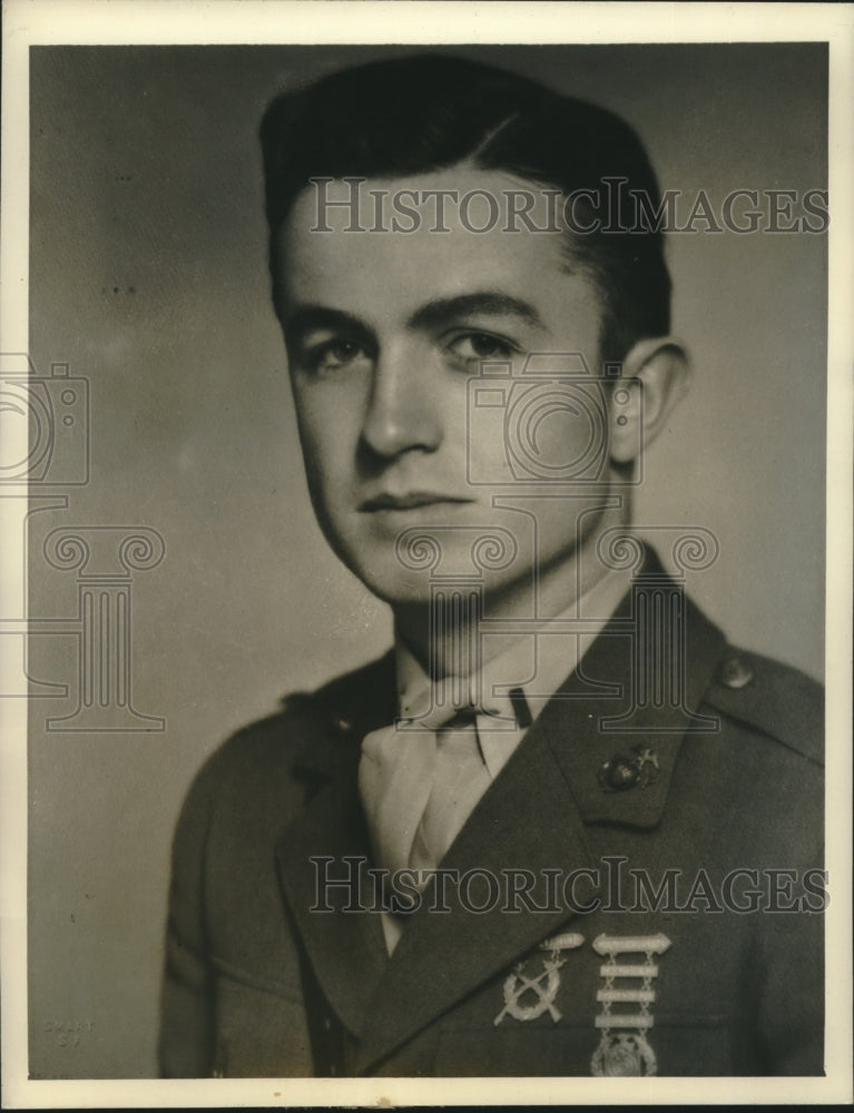 1943 Press Photo Maj.Gen. Bernard T. Kelly saved when blow off the USS Helena
