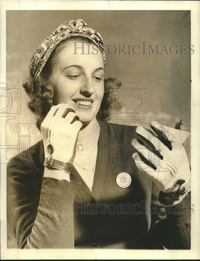 1940 Press Photo Ellamae Williams Adds Up Score at Women's Western Open