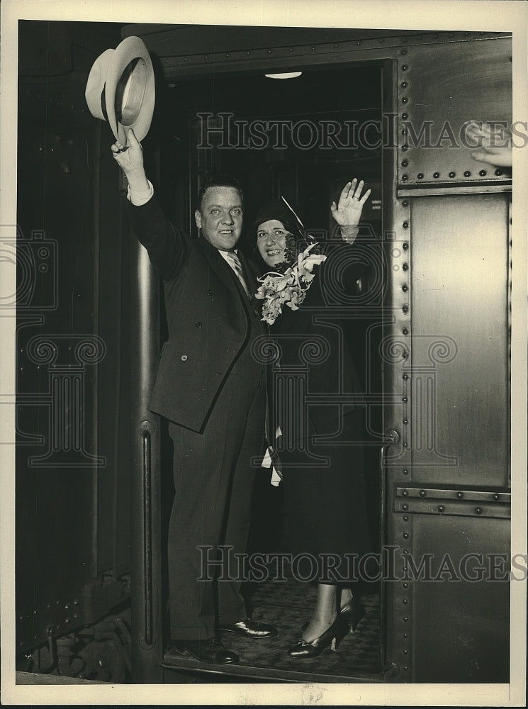 1931 Press Photo Dr Harry Martin and hid wife Louella board train to Los Angeles