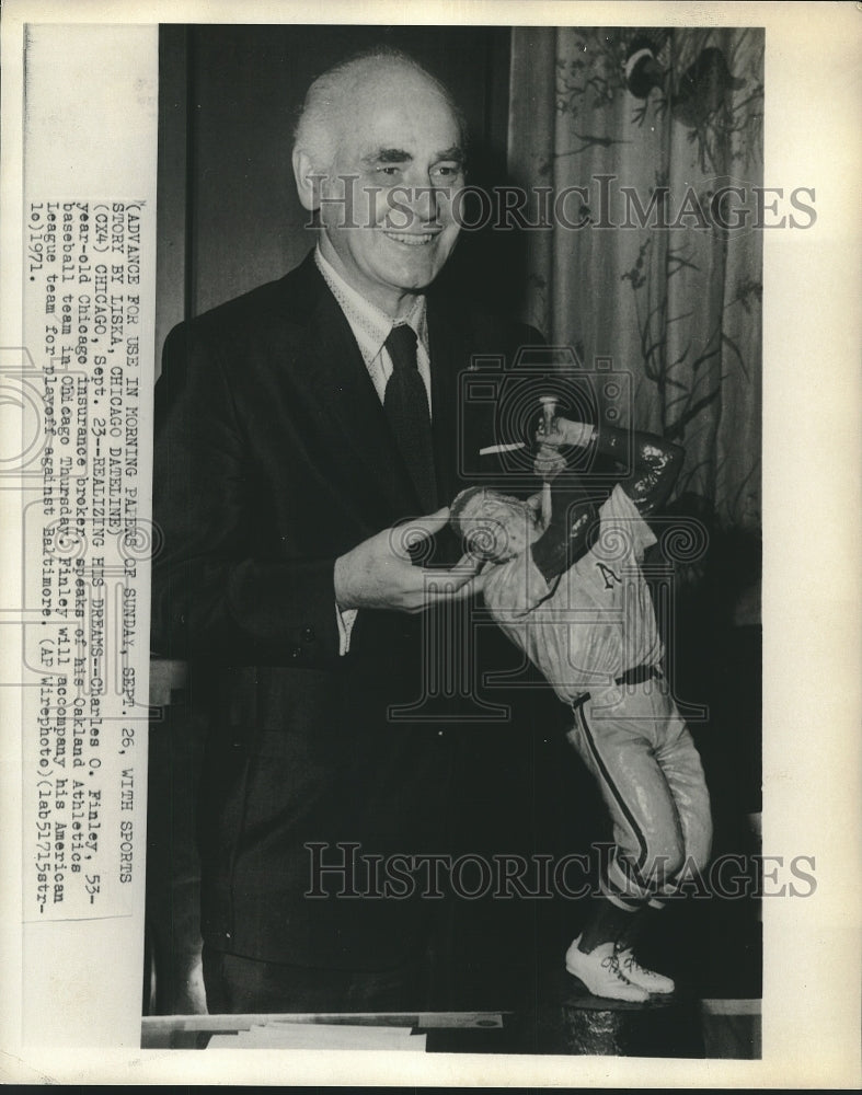 1971 Press Photo Charles Finley owner of Oakland Athletics discusses his team- Historic Images