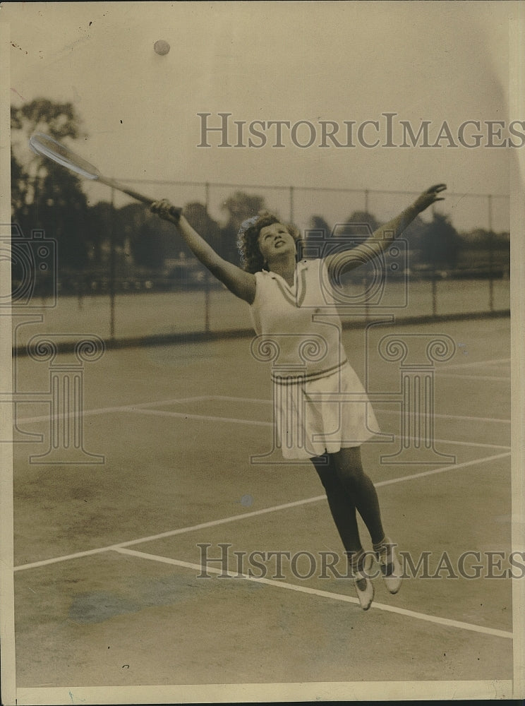 1929 Press Photo Dorothy Bundy reaches for a high one during tennis match