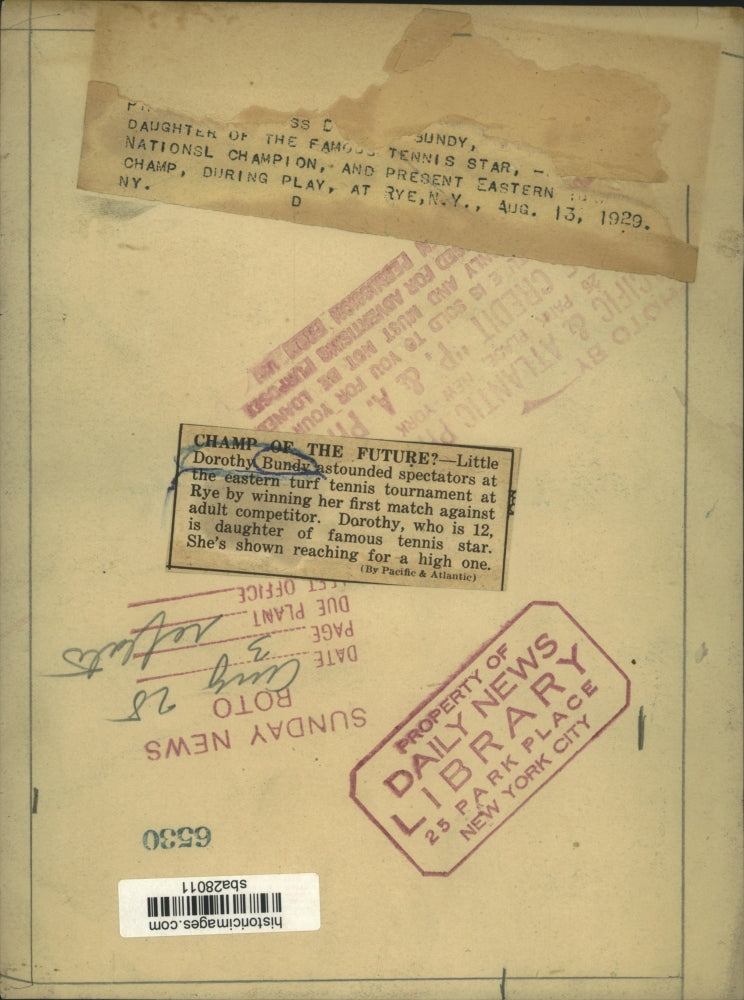 1929 Press Photo Dorothy Bundy reaches for a high one during tennis match