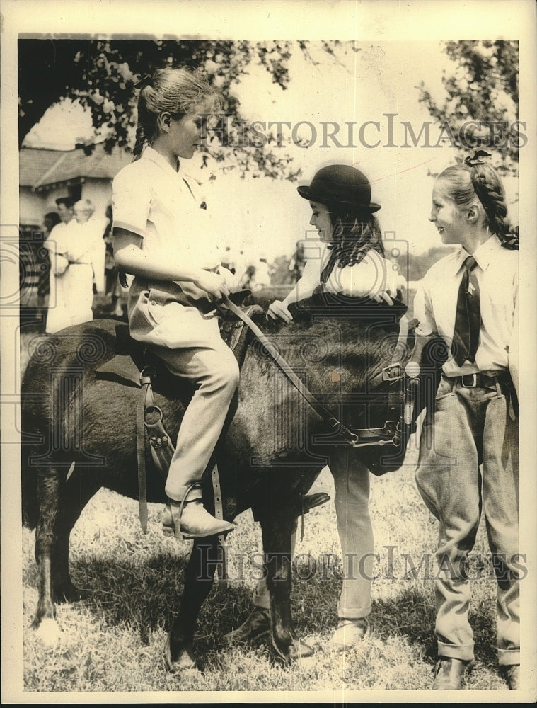 1936 Press Photo Pailina Longworth, Princess of Roosevelt administration on pony