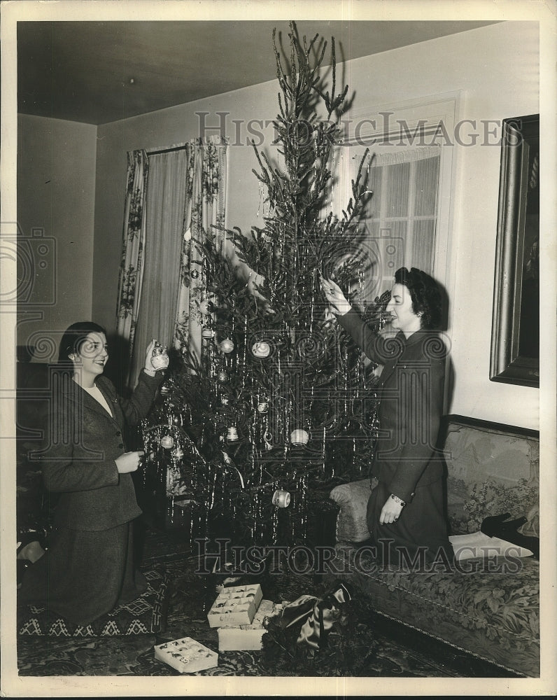 1943 Press PhotoConnie & Susan Schervell, daughter of Lt Gen Brehen B Schervell