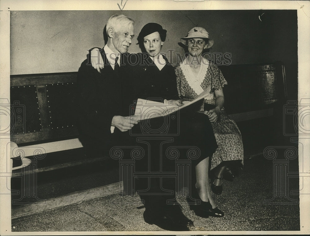 1937 Press Photo Henry F McElroy and two women pose on a bench - sba28174