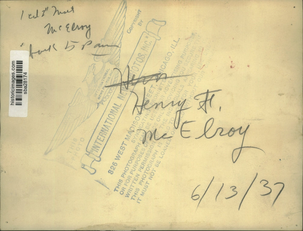 1937 Press Photo Henry F McElroy and two women pose on a bench - sba28174