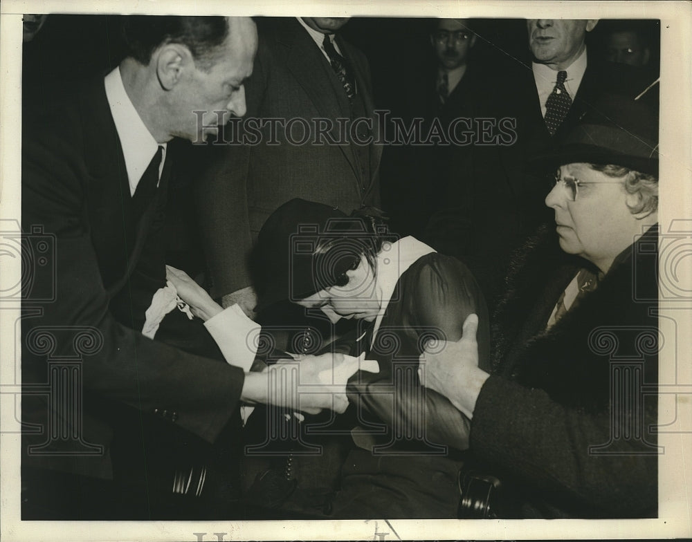 1938 Press Photo Patricia Reagan with some men & a woman as she collapses