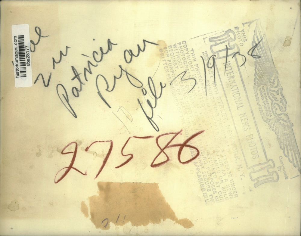 1938 Press Photo Patricia Reagan with some men & a woman as she collapses