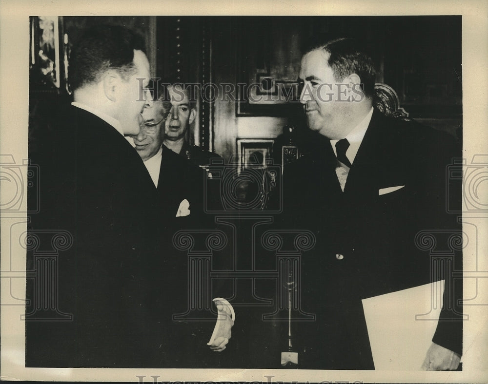 1943 Press Photo Constantine Oumansky meets Pres Manuel Camacho in Mexico City