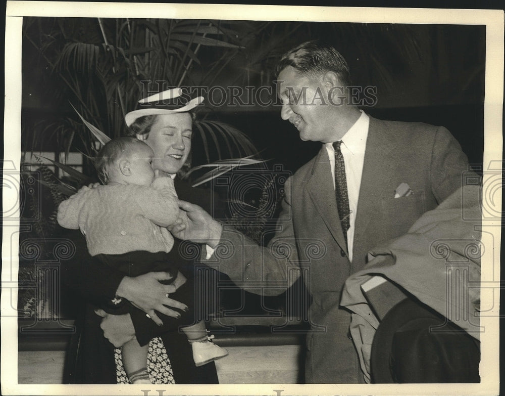 1940 Press Photo Frederick Kring US oilman greets wife & baby as he arrives NYC