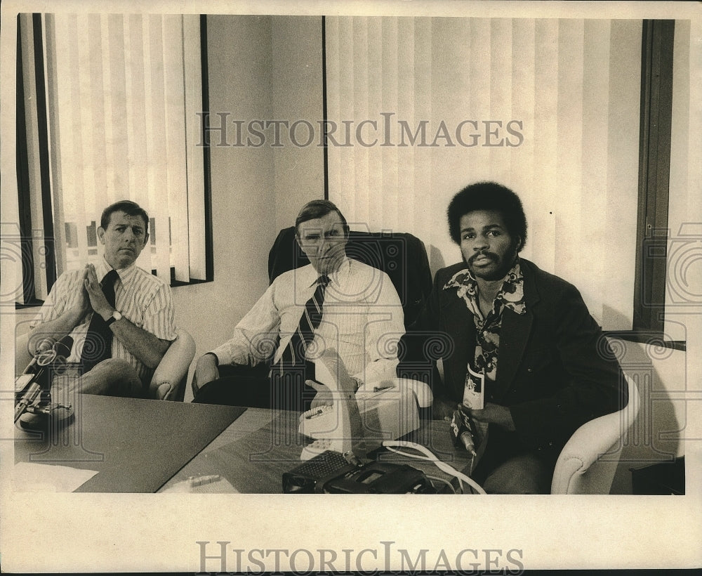 1972 Press Photo Nets sign Brian Taylor with Lou Carnesecca and Roy Boe- Historic Images